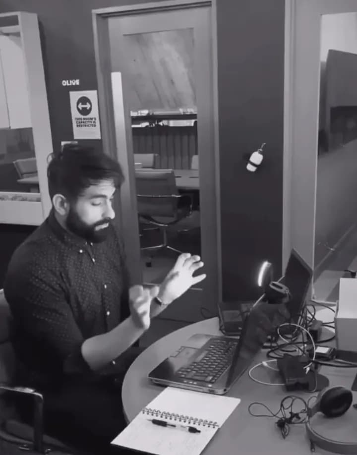 Diogo explicando inglês numa mentoria, com o notebook aberto